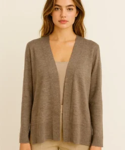 Cardigan in pura lana merino con bottoni coperti e spacchetti laterali.