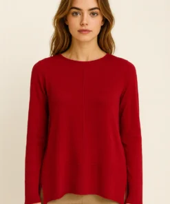 Maglia girocollo in 100% lana merino, con spacchetti laterali.