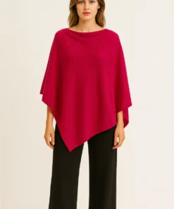 Poncho ampio e senza maniche in puro cashmere, con leggera scollatura laterale. Morbido, elegante e versatile.