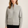 Cardigan donna con chiusura a zip intera e taschino applicato sul petto. Linea pulita, pratica ed elegante.
