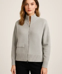 Cardigan donna con chiusura a zip intera e taschino applicato sul petto. Linea pulita, pratica ed elegante.